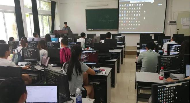 大学里这6类“万金油专业”很热门,有些好就业,有些很难找工作